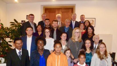 Bild: usc
Eine relativ große Altersspanne gibt es bei den neuen deutschen Staatsangehörigen, für die der Landkreis und die Stadt eine gemeinsame Einbürgerungsfeier im Rathaussaal ausrichten. Sie reicht von der Mittelschülerin aus dem Irak bis hin zum Rentner aus Moldau.