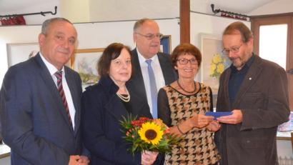 Bild: Kunz
Waltraud Koller Girke (zweite von rechts) freut sich über eine Geldspende für die Weidener Palliativstation. V.l. Oberbürgermeister Kurt Seggewiß, Eva Stadler, Lothar Höher und rechts Uwe Müller.