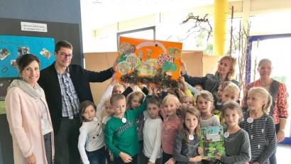Bild: cr
Mit einem zweisprachigen Buchprojekt über die Freundschaft von zwei Kobolden aus zwei Ländern begeistert Tschechischlehreriin Lenka Uschold Kinder (Zweite von rechts) Kollegen, Schüler und Bürgermeisterin Tanja Schiffmann.