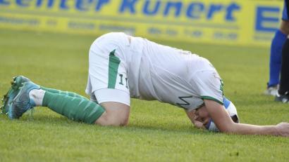 Bild: Ziegler
Torjäger Marco Seifert und seine DJK Gebenbach liegen nach der 1:5-Heimklatsche gegen den Würzburger FV am Boden.