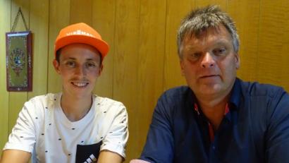 Bild: hou
Zwei, die auf ihre Weise in der Erfolgsspur sind: Goldmedaillengewinner und Weltmeister Eric Frenzel (links) ist ab sofort Pate bei der Weihnachtstrucker-Aktion von Uli Bauriedl.