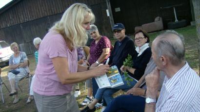 Bild: Erika Brönner
Die AOVE-Angehörigengruppe „Leben mit Demenz“ lernte von Gartentherapeutin Irene Kraus aus Edelsfeld, dass Natur und Zeit immer noch die beste Medizin sind.