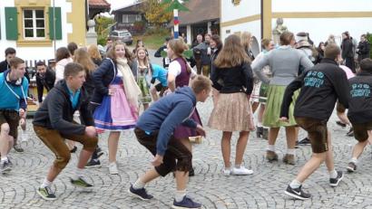 Bild: fsb
Fesch in Dirndln und Lederhosen gehen die Kirwaleit gehen vor dem Brauchtum in die Knie.