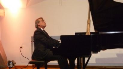 Bild: Reinhold Tietz
Voller Gefühl und mit Hingabe interpretiert Andrea Turini die „Goldberg-Variationen“ beim „Goldenen Oktober im Oberpfälzer Künstlerhaus.