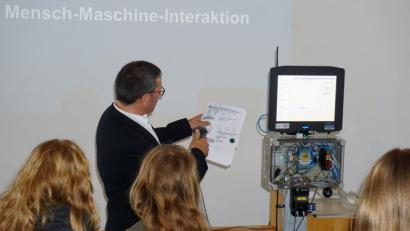 Bild: exb
Diplom-Ingenieur Manfred Fink erläutert eine mögliche Interaktion zwischen Mensch und Maschine.