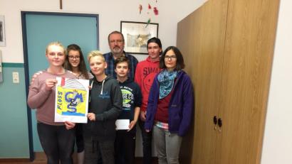 Bild: stn
Stolz präsentieren die Sophie Stumpf und Colin Januj ihren Siegerentwurf. Dahinter stellvertretende Schülersprecherin Lena Lindner, Schulleiter Gerhard Steiner, David Hartmann und David Haberkorn sowie Elternbeiratsvorsitzende Ines Gailitzdörfer.