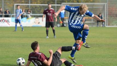 Bild: brü
Sebastian Keith (links) für die DJK Ursensollen bremmst Raigerings Max Riss.