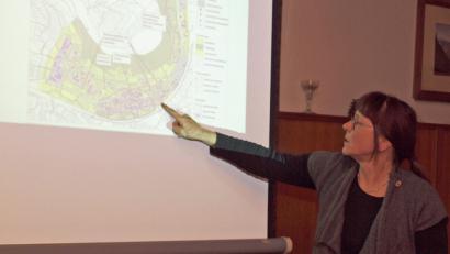 Bild: sön
Architektin Martina Dietrich zeigte in ihrem Power-Point-Vortrag „Zukunft. Wohnen. Ensdorf.“ Beispiele aus der kommunalen Praxis zum Thema „Wie wollen wir morgen wohnen?“ auf.