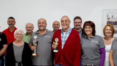 Bild: njn
Die Bestplatziertesten der beiden Mannschaften mit Hans Pohl vom Fanclub (fünfter von rechts) und Schützenmeister Alois Helgert (fünfter von links) sowie Sportleiter Michael Gerschau (vierter von rechts).