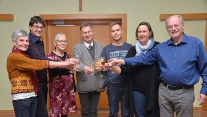 Bild: dob
Andrea Kleber, Uli Münchmeier, Ulrike Kießling, Thomas Stahl, Claudia Reinl und Hermann Bibel (von links nach rechts) sind die gewählten Kirchenvorstände in der evangelischen Kirchengemeinde. Stadtpfarrer Dieter Schinke (Mitte) stößt auf erfolgreiche und harmonische sechs Jahre mit den Gemeindevertretern an.