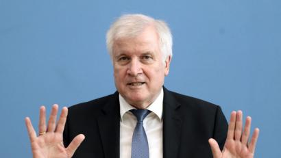 Bild: Kay Nietfeld/dpa
Horst Seehofer weist die Schuld von sich.
