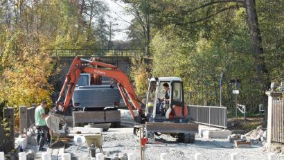 Bild: lue
Noch immer sind die Bauarbeiten an der Hainbachbrücke am Fuße des Reuther Berges im vollen Gange. Doch ein Ende ist in Sicht, aktuell wird Schotter verlegt und bald asphaltiert.