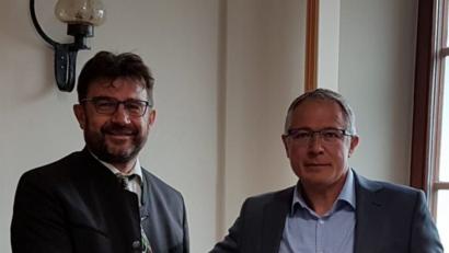 Bild: alr
Bürgermeister Wolfgang Haberberger (links) bedankt sich bei Andreas Krenn von der Versicherungskammer Bayern für die Stiftung eines Rauchverschlusses.