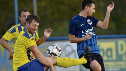 Bild: A. Schwarzmeier
Augen zu und durch: Weiherhammers Uli Herrmann (links) und Matthias Rauch (TSV Pressath) duellieren sich im "Blindflug" um den Ball.