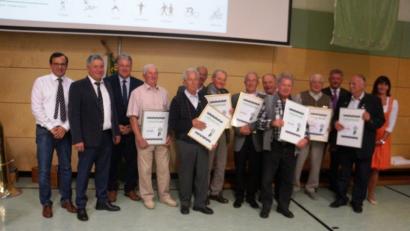 Bild: oe
Viele Gründungsmitglieder waren anwesend und
Wurden geehrt. Links: Stefan Badura, Vorstand Sport. 3.v.l. Landrat Richard Reisinger.