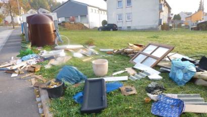 Bild: is
Bauschutt und Müll verunstalten die Straße. Anwohner in der Straße „Am Rückenbühl“ ärgern sich. Hier lagert jemand Bauschutt, Glas und andere Gegenstände, die nicht zum Sperrmüll gehören, ab.