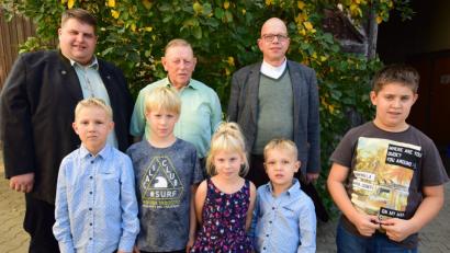 Bild: no
Neben den fünf Enkeln wünschen Bürgermeister Dieter Dehling und Pfarrer Thomas Schertel dem Jubilar Hans Weißlein alles Gute zum 80. Geburtstag.