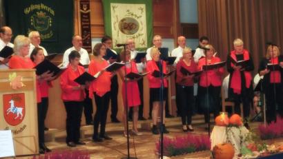 Bild: u
Eine überzeugende Leistung bot der Gemischte Chor beim Konzert, das die Sänger unter Leitung ihrer Dirigentin Jana Müller anlässlich des 20-jährigen Chorjubiläums im Josefshaus geben. Bei ihren Darbietungen werden sie von Roman Podokschik am Klavier begleitet.