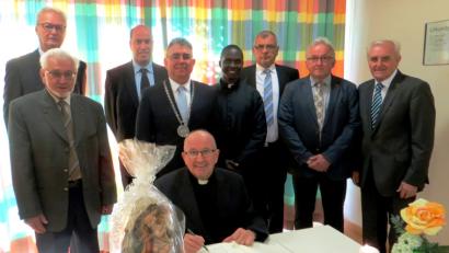 Bild: Manfred Fritsche
Pfarrer Bernhard Huber (vorn) trägt sich ins Goldene Buch der Marktgemeinde Freihung ein (von links): Georg Schirbl, Max Biller, Bernd Lehner,
Bürgermeister Norbert Bücherl, Pfarrvikar David Lubuulwa,
Georg Fritsche, Wolfgang Harrer und Zweiter Bürgermeister Helmut Klier