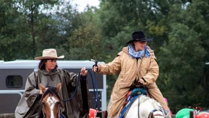 Bild: R. Kreuzer
Reiten über eine Brücke, wenden um die eigene Achse oder auf dem Elefantenhocker stehen waren Übungen für Reiter und Pferd, um den Interessierten in allen Vereinen die Trailmöglichkeiten zu bieten.