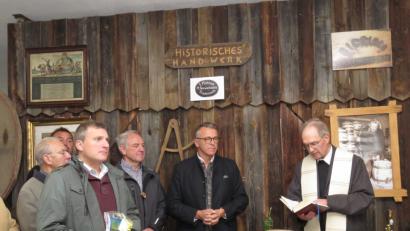 Bild: ubb
Die AK-Vorsitzenden Alexander Zintl und Herbert Konrad sowie Bürgermeister Franz Stahl lauschten aufmerksam den Worten von Pater Helmut Stadermann (von links), der den Segen für die Scheune und deren Bewohner spendete.