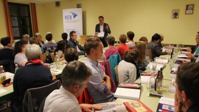 Bild: ral
Wolfgang Stöckl von der KEB Diözesanstelle Regensburg stellte die Sonntagsbibel vor