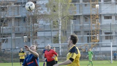 Bild: gb
Wo ist die Kugel? Norbert Kraft (links) vom ASV Neustadt/WN und DJK-Kollege Philipp Gerlach versuchen den Ball unter Kontrolle zu bekommen. Nach 90 Minuten trennten sich beide Neustädter Teams überraschenderweise 2:2