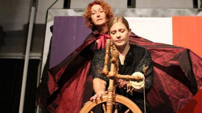 Bild: sck
Mephisto (Barbara Wunsch) umgarnt Gretchen (Mona-Isabelle Aurand).