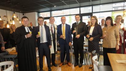 Bild: Hirsch
Im Cafe´"Urbana 49" erfolgte am Samstag die Einweihung des Ärzte- und Geschäftshauses in der Meiserstraße in Schwandorf. Dazu waren die Mieter und zahlreiche Ehrengäste gekommen.