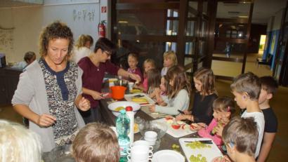 Bild: mmj
Äpfel, Weintrauben und Bananen gehörten beim Herbstfest zum Obstsalat, den die Kinder mit zubereiteten.