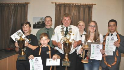 Bild: es
Die erfolgreichen Schützen mit Sportleiter Matthias Bartmann (vorne, von rechts): Vizekönig Thomas Seegerer, Schützenliesl Patricia Schönberger, Schützenkönig Werner Braun, Vizejugendkönig Michael Wurzer und Kaiser Florian Haberl, hintere Reihe von links: Sportleiter Matthias Bartmann und Vizeliesl Christina Braun.