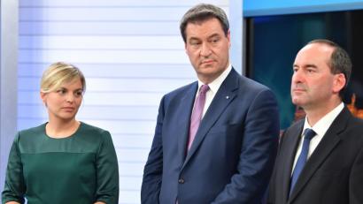 Bild: Lukas Barth-Tuttas/dpa
Die bayerische Spitzenkandidatin (von links) Katharina Schulze von Bündnis 90/Die Grünen, Markus Söder (CSU) und Hubert Aiwanger (Freie Wähler).