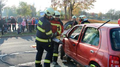 Bild: stg
Feuerwehrleute aus Kemnath und Nepomuk legen gemeinsam Hand an, um eine „verunglückte Person“ aus einem Auto zu retten.