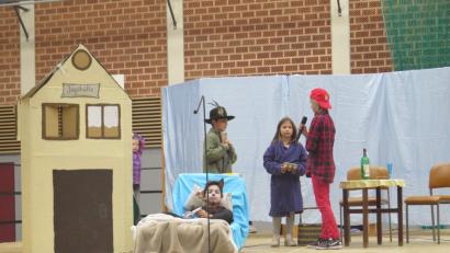 Bild: jzk
Die Schulspielgruppe zeigt das Märchen „Rotkäppchen und der Wolf“ in einer modernen Fassung. .