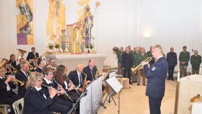 Bild: fjo
Die Zollkapelle Nürnberg unter Leitung von Armin Scharnagl (vorne, stehend) spielt beim gemeinsamen Gottesdienst der Blaulicht-Behörden in Waidhaus.