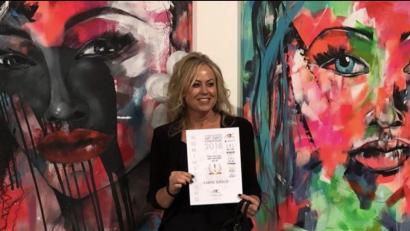 Bild: myd
Sabine Kirsch gehört zu den 51 nominierten Künstlern, die ihre Kunstwerke bei der „Art Expo 2018“ in Ingolstadt präsentieren durften. Stolz zeigt die Grafenwöhrerin die ihr überreichte Urkunde für ihre beiden Gemälde „HokuLani“ (links) und „MaLi“ (rechts).