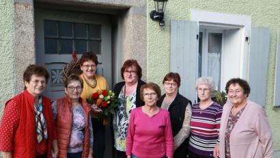 Bild: njn
Die Damen der AsF-Ortsgruppe gratulierten mit Ortsvorsitzender Christine Trenner (fünfte von rechts) Bezirksrätin Brigitte Scharf (dritte von links) zur erfolgreichen Wahl.