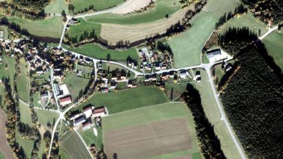 Bild: dob
Im Jahr 2020 soll die Ortsdurchfahrt ausgebaut und der neue Brückenbau im Ortsteil Böhmischbruck erfolgen. Schon jetzt erhitzt sich das Gemüt von Marion Jäschke, die dann "ein Jahr lang mit der Kirche ums Dorf nach Vohenstrauß fahren muss".