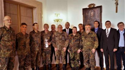 Bild: arw
Zahlreiche Angehörige des KVK sind bei der Beförderung von Friedrich Vetter( vierter von links) zum Oberstabsfeldwebel dabei. Die Beförderung sprach der Kommandeur des Regionalstabs Ost, Oberst Johann Bauer (Dritter von links), Oberstleutnant Thomas Spörl (Sechster von links) und Landrat Andreas Meier (Mitte) wechseln die Dienstgradabzeichen. Mit dabei der ehemalige Leiter des KVK, Franz Herbst, Sachbearbeiter Klaus Lotter und Abteilungsleiter Markus Zapf (von rechts).