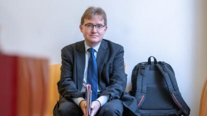 Bild: Armin Weigel/dpa
Thomas Goger, SPD-Landesschatzmeister, sitzt vor dem Verhandlungssaal des Landgerichts Regensburg.