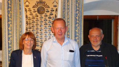 Bild: fjo
Bürgermeisterin Margit Kirzinger (links) und Karl Roth (rechts), Vorsitzender des Fischereivereins Eslarn, gratulieren den Grenzbachfischern vor der großen Tafel mit allen Fischerkönigen. Vorsitzender Wolfgang Müllner (Mitte) hatte die Festansprache gehalten.