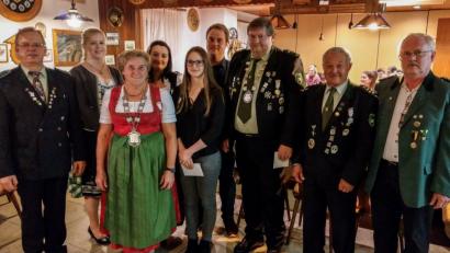 Bild: slh
Die neuen Hoheiten des Schützengaues Nabburg: Siegbert Wilhelm wurde neuer König, Herta Zeiler ist nun Gauliesl, Fabian Zenger Jugendkönig. Dazu gratulierten Sportleiter Klaus Ketzler (links) sowie Gauschützenmeister Johann Dirrigl (rechts).