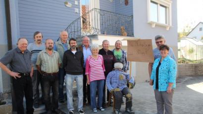 Bild: frd
Im Kreis seiner Familie feierte der „Blecher Sepp“ Josef Pflug (vierter von rechts), seinen 80. Geburtstag. Neben Bürgermeister Heiz Weigl (hinten Bildmitte) sind auch einige Vereinsabordnungen zum Gratulieren gekommen.