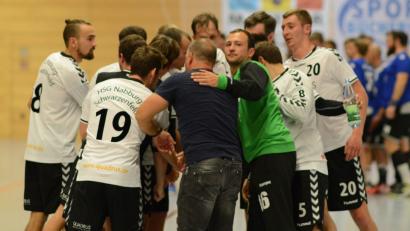 Bild: ham
HSG-Trainer Christian Zachmann (dunkles Trikot) und seine Jungs machen sich in einer Spielpause noch einmal Mut. Gegen den BOL-Spitzenreiter ESV Regensburg reichte es dann aber doch nicht zum Sieg.