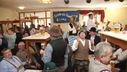 Bild: Hirsch
Beim Männerfrühschoppen des Fronberger Kirwavereins ging es wieder hoch her. Die Kirwamusikanten heizten die Stimmung im Saal der Brauereiwirtschaft an.