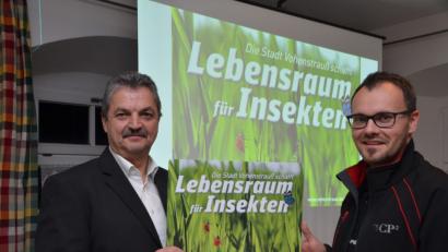 Bild: dob
Der Böhmischbrucker Ortssprecher Andreas Ogarek (rechts) entwarf die Infotafel, die nun in vielen Bereichen aufgestellt wird, um deutlich zu machen, dass zugunsten der Insekten und Bienen nicht mehr so viel gemäht wird. Vor allem in Böhmischbruck wurde bei den alljährlichen Bürgerversammlungen immer wieder Kritik über schlecht gemähte Wegränder geübt.