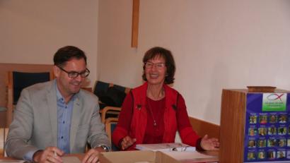 Bild: exb
Gut gelaunt verbringen Thomas Bäumler und Angelika Beddig-Jaeger den Wahlsonntag in St. Michael in Weiden.