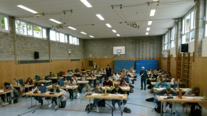 Bild: rn
56 Bewerber für den gehobenen Dienst des Freistaates aus den Altlandkreisen Eschenbach und Kemnath unterziehen sich in der Turnhalle der MGS der Auswahlprüfung.