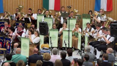 Bild: Götz
Auch die Blaskapelle Teunz und der Musikverein Dieterskirchen (links) haben für den Gemeinschaftschor den Marsch „Der Coburger“ einstudiert.