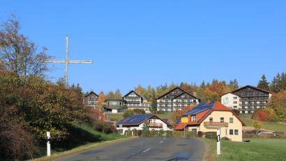 Bild: njn
Markenzeichen von Pfaben sind das Lichtkreuz und das Hotel Steinwaldhaus. Jetzt gab der Stadtrat den Anstoß für die Dorferneuerung.
